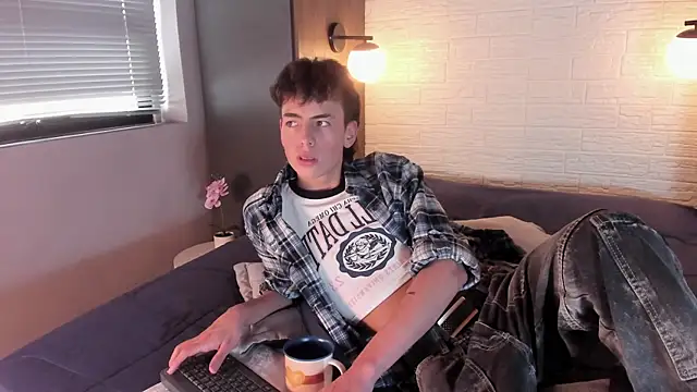 Snapshot of MattiDeLuca chatting on 12.23.24 MattiDeLuca online show from 12.23.24