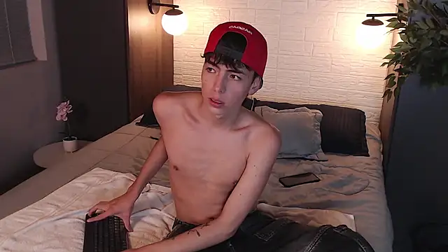 Snapshot of MattiDeLuca chatting on 12.28.24 MattiDeLuca online show from 12.28.24