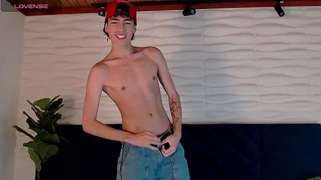 Snapshot of MattiDeLuca chatting on 12.29.24 MattiDeLuca online show from 12.29.24