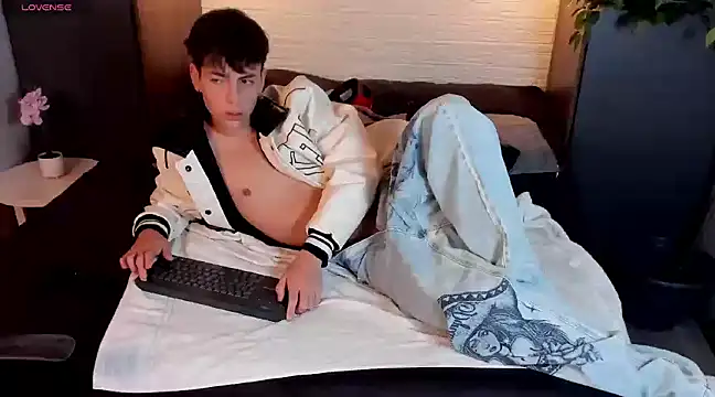 Snapshot of MattiDeLuca chatting on 12.31.24 MattiDeLuca online show from 12.31.24