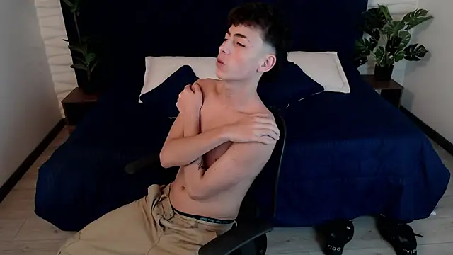 Snapshot of MattiDeLuca chatting on 01.07.25 MattiDeLuca online show from 01.07.25