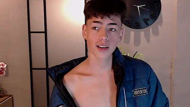 Snapshot of MattiDeLuca chatting on 01.08.25 MattiDeLuca online show from 01.08.25