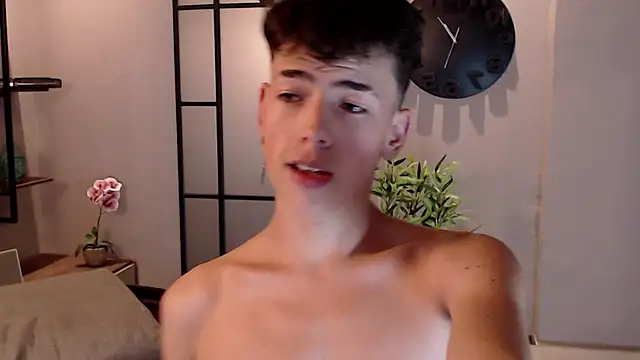 Snapshot of MattiDeLuca chatting on 01.08.25 MattiDeLuca online show from 01.08.25