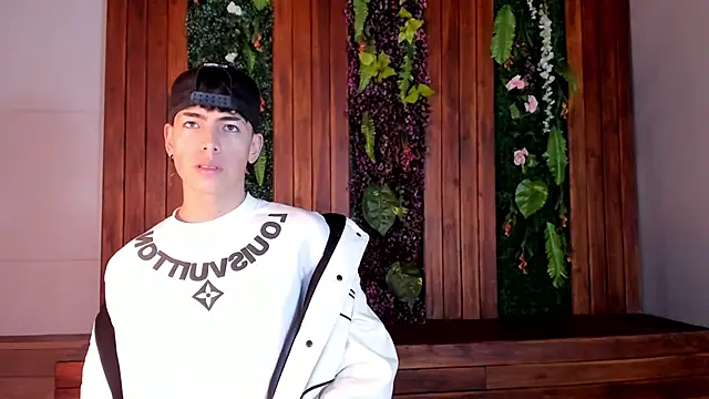 Snapshot of MattiDeLuca chatting on 01.15.25 MattiDeLuca online show from 01.15.25