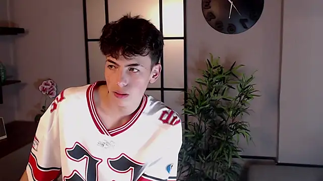 Snapshot of MattiDeLuca chatting on 01.22.25 MattiDeLuca online show from 01.22.25