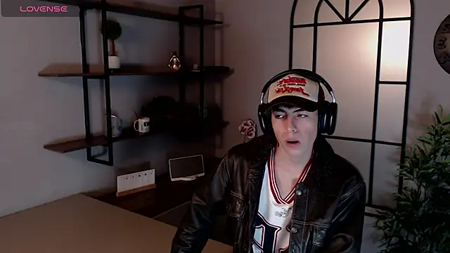 Snapshot of MattiDeLuca chatting on 01.25.25 MattiDeLuca online show from 01.25.25