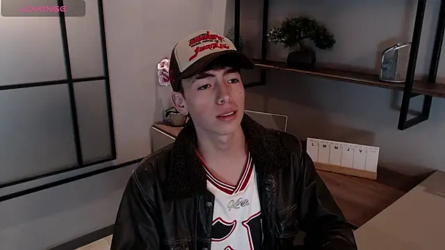 Snapshot of MattiDeLuca chatting on 01.25.25 MattiDeLuca online show from 01.25.25