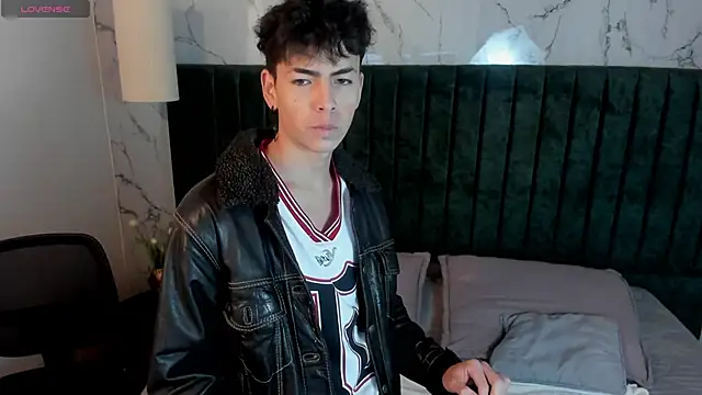 Snapshot of MattiDeLuca chatting on 01.31.25 MattiDeLuca online show from 01.31.25