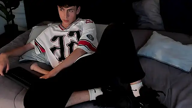 Snapshot of MattiDeLuca chatting on 02.01.25 MattiDeLuca online show from 02.01.25