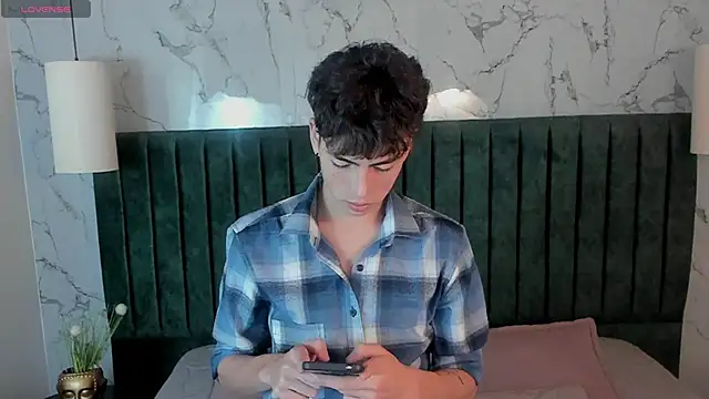 Snapshot of MattiDeLuca chatting on 02.02.25 MattiDeLuca online show from 02.02.25