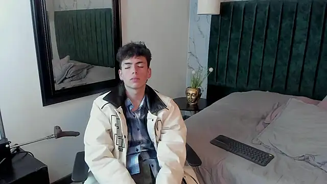 Snapshot of MattiDeLuca chatting on 02.02.25 MattiDeLuca online show from 02.02.25