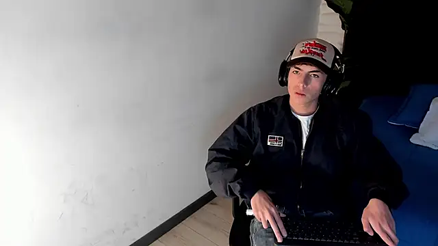 Snapshot of MattiDeLuca chatting on 02.07.25 MattiDeLuca online show from 02.07.25