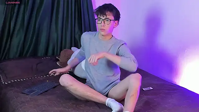 Snapshot of MattiDeLuca chatting on 10.07.25 MattiDeLuca online show from 10.07.25