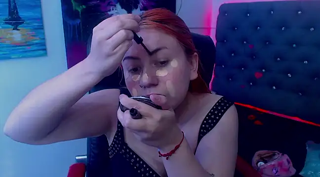 Snapshot of XxMiaSexxyHotxX chatting on 02.18.25 XxMiaSexxyHotxX online show from 02.18.25