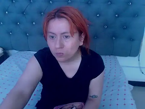 Snapshot of XxMiaSexxyHotxX chatting on 09.11.25 XxMiaSexxyHotxX online show from 09.11.25