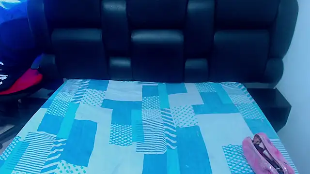 Snapshot of XxMiaSexxyHotxX chatting on 10.15.25 XxMiaSexxyHotxX online show from 10.15.25