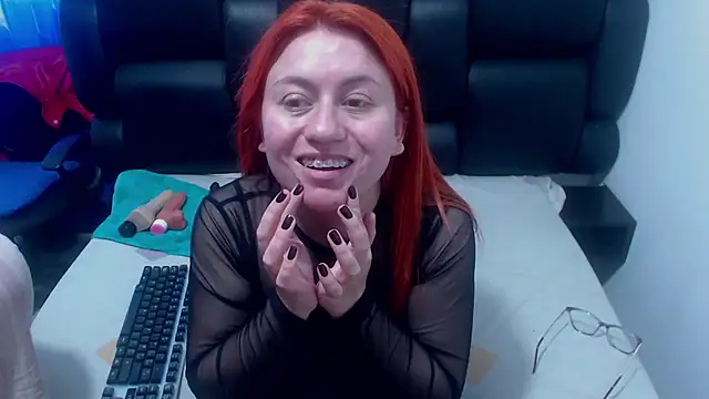 Snapshot of XxMiaSexxyHotxX chatting on 11.08.25 XxMiaSexxyHotxX online show from 11.08.25