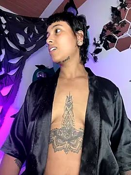 Snapshot of LollaByer chatting on 10.31.25 LollaByer online show from 10.31.25