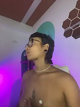 Snapshot of LollaByer chatting on 11.06.25 LollaByer online show from 11.06.25