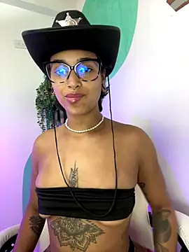 Snapshot of LollaByer chatting on 12.01.25 LollaByer online show from 12.01.25