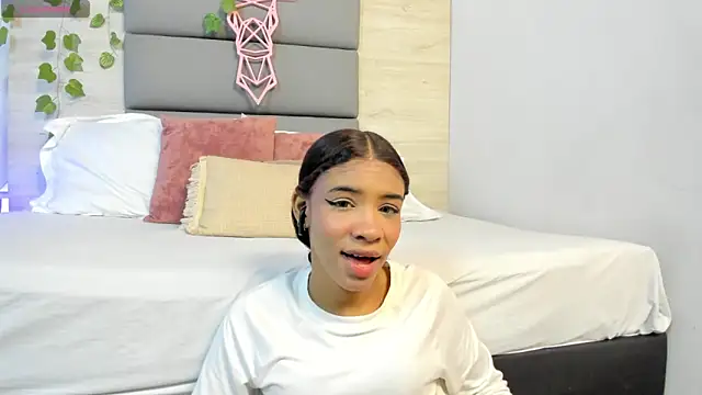 Snapshot of AshleyHill2 chatting on 11.01.25 AshleyHill2 online show from 11.01.25