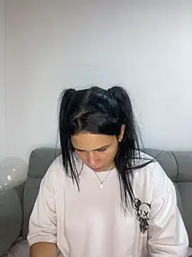 Snapshot of Leyna_Kenet chatting on 12.20.24 Leyna Kenet online show from 12.20.24