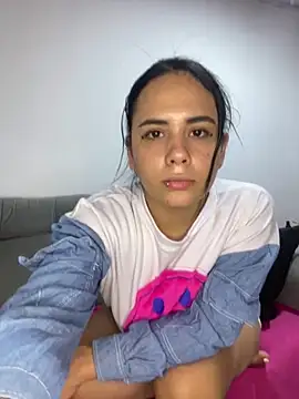 Snapshot of Leyna_Kenet chatting on 03.02.25 Leyna Kenet online show from 03.02.25