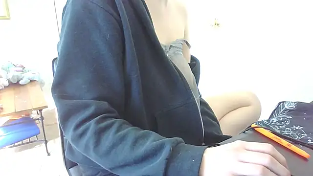 Snapshot of livcutebaby chatting on 12.19.24 livcutebaby online show from 12.19.24