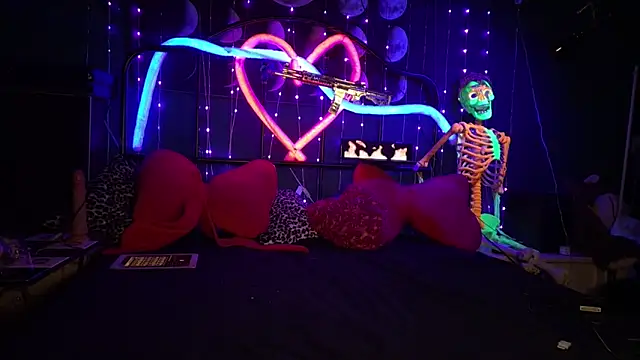 Snapshot of anonymouszN chatting on 11.18.25 anonymouszN online show from 11.18.25