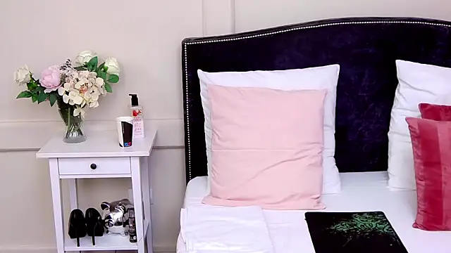 Snapshot of KatyNolan chatting on 02.21.25 KatyNolan online show from 02.21.25