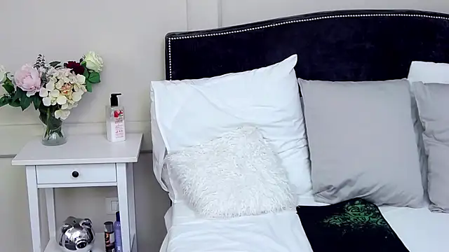 Snapshot of KatyNolan chatting on 03.07.25 KatyNolan online show from 03.07.25