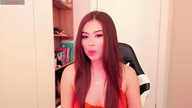 Snapshot of may_mia chatting on 12.19.25 may mia online show from 12.19.25