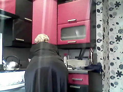 Snapshot of Lisa_Suzie chatting on 11.18.25 Lisa Suzie online show from 11.18.25