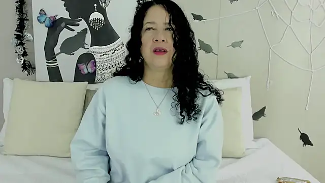 Snapshot of Adelesmithh chatting on 10.29.25 Adelesmithh online show from 10.29.25