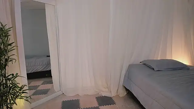 Lia Sweett  online show from 04.17.26