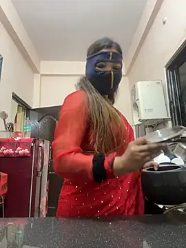 Snapshot of HoneyBearCpl chatting on 01.31.25 HoneyBearCpl online show from 01.31.25