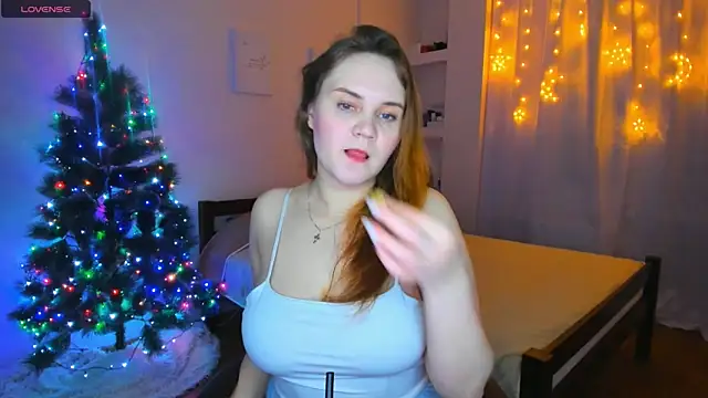 Snapshot of Ellista chatting on 12.21.25 Ellista online show from 12.21.25