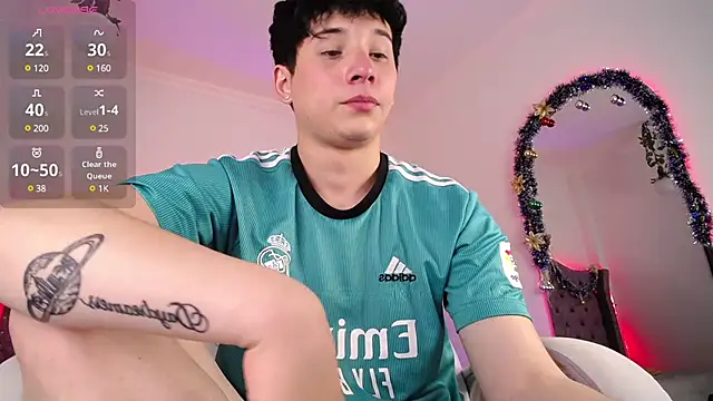 Snapshot of JustinMiller__ chatting on 12.17.24 JustinMiller online show from 12.17.24