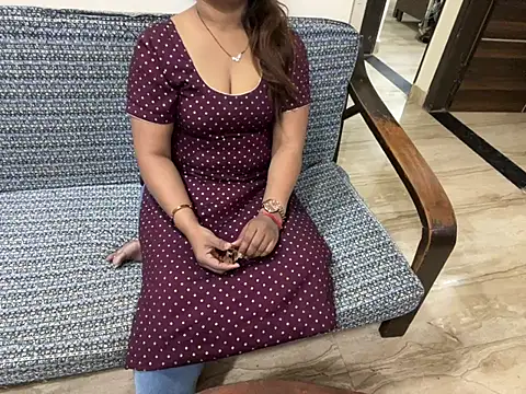 Snapshot of DivyaDutta chatting on 03.10.25 DivyaDutta online show from 03.10.25