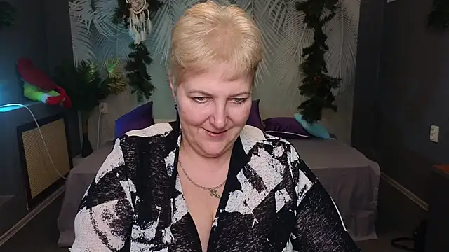 Sandra Snow online show from 01.09.25