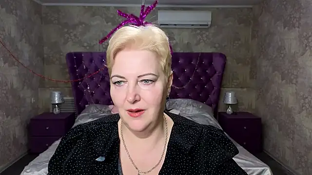 Sandra Snow online show from 02.12.25