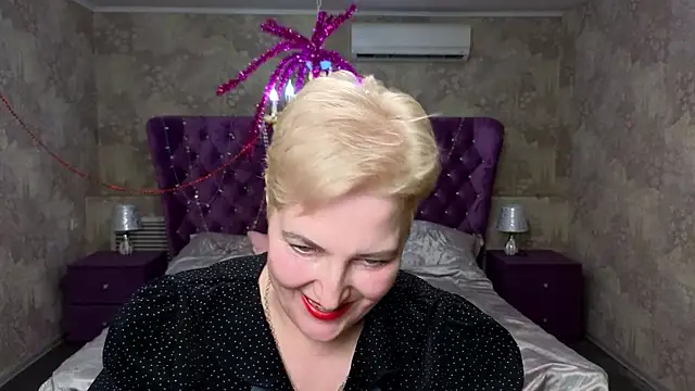 Sandra Snow online show from 02.12.25