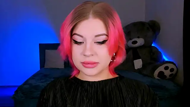 Snapshot of evaharve chatting on 02.23.25 evaharve online show from 02.23.25