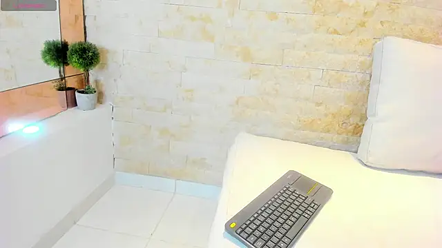 mia roldan  online show from 02.15.25