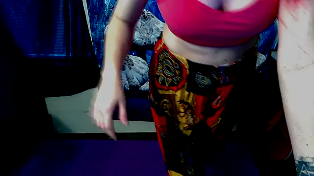 Snapshot of _hellostormy_ chatting on 10.27.25 hellostormy online show from 10.27.25