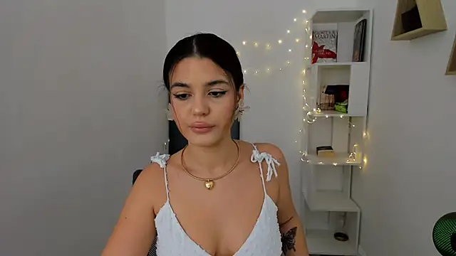 Snapshot of AlluringAriel chatting on 03.04.25 AlluringAriel online show from 03.04.25