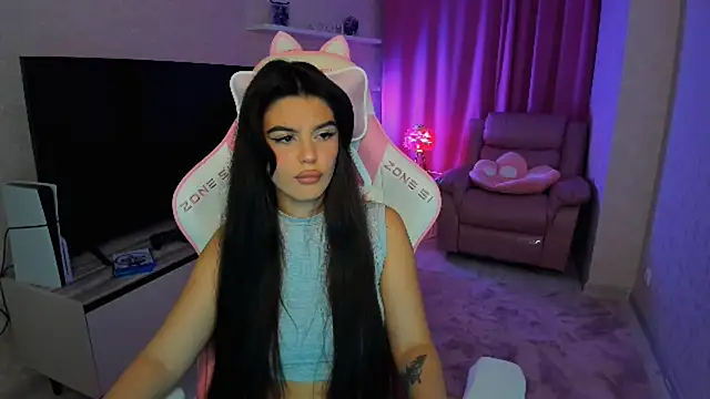 Snapshot of AlluringAriel chatting on 09.20.25 AlluringAriel online show from 09.20.25