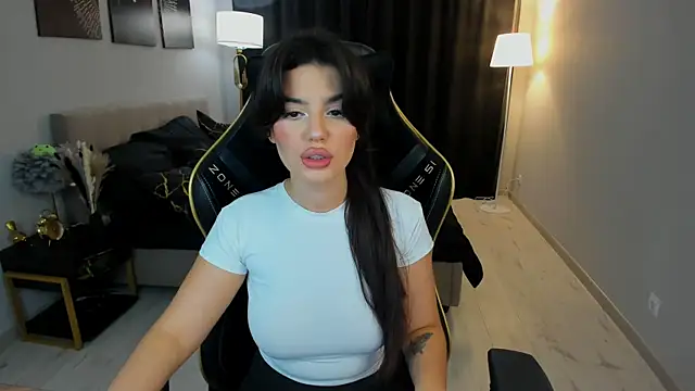 Snapshot of AlluringAriel chatting on 09.21.25 AlluringAriel online show from 09.21.25