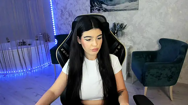 Snapshot of AlluringAriel chatting on 09.25.25 AlluringAriel online show from 09.25.25