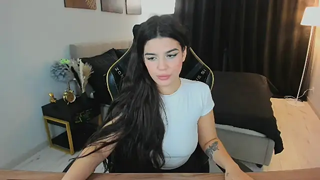 Snapshot of AlluringAriel chatting on 10.01.25 AlluringAriel online show from 10.01.25